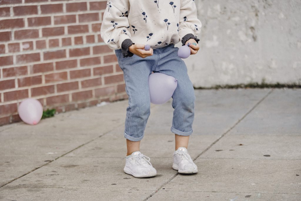Kindermeisje draagt trendy sneakers - populaire schoenen die in de smaak vallen bij je dochter