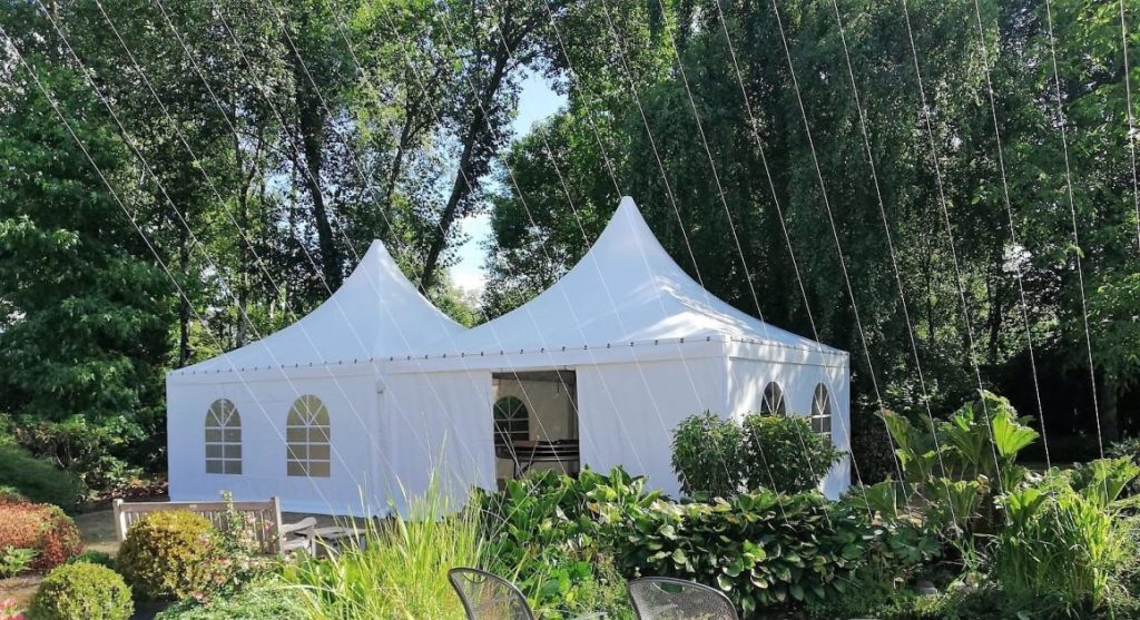 Feesttent met decoratieve verlichting voor verhuur van evenementen bij Martens Evenementen Service
