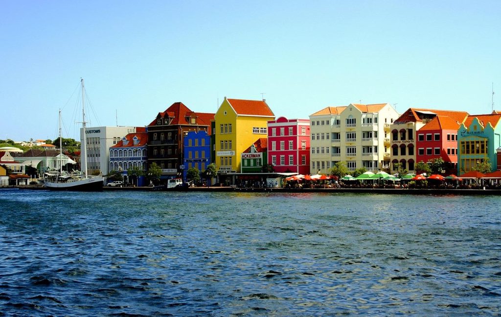 Luxe vakantiehuis met terras en uitzicht op het Caribische landschap in Curaçao, ideaal voor huisverhuur