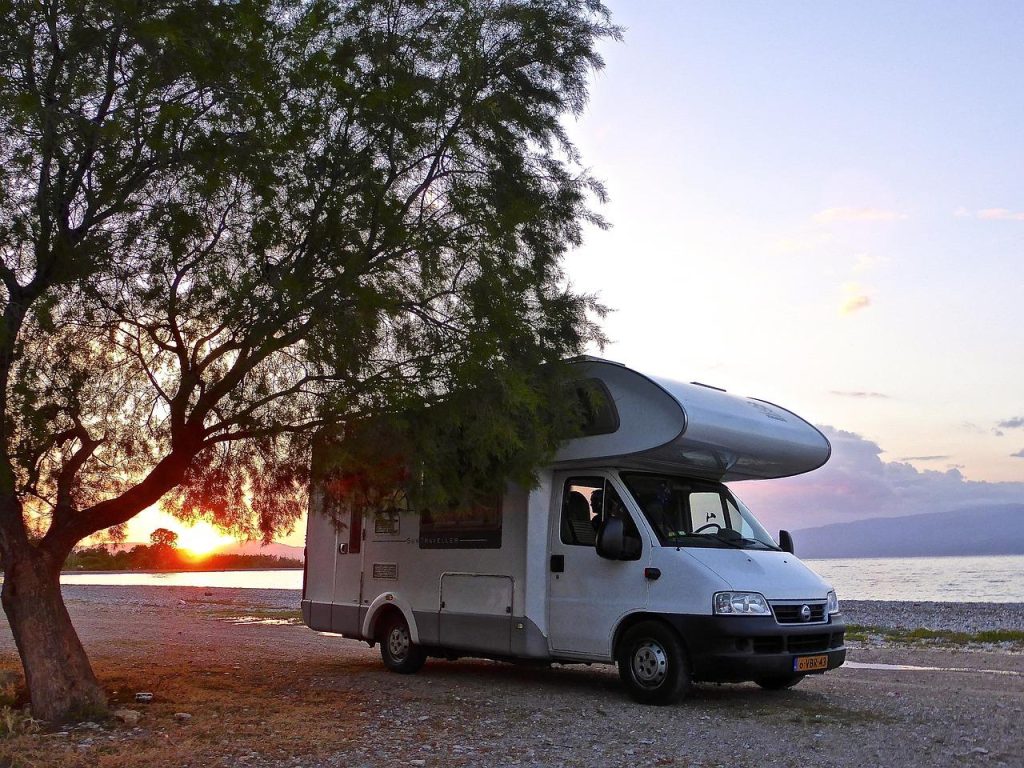Mobiele energie systeem voor camper met zonnepanelen en batterijen voor vrijheid en zelfvoorziening onderweg