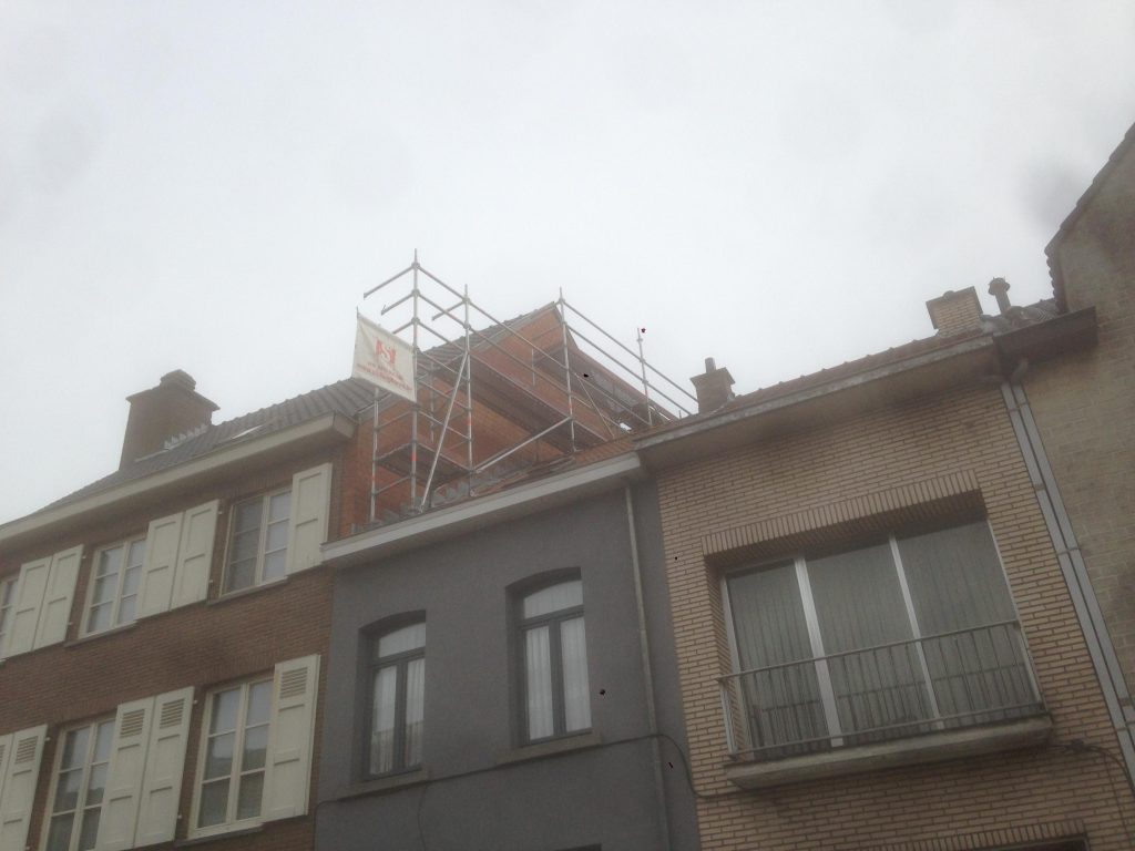 Modern steiger systeem met lichtgewicht metalen componenten voor toekomstgerichte stellingbouw in Gent