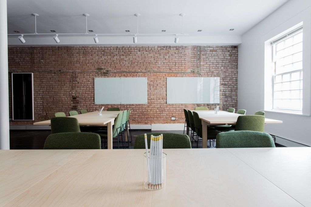 Innovatieve kantoorinrichting in Antwerpen met moderne technologie-integratie en ergonomisch design voor optimale werkproduct