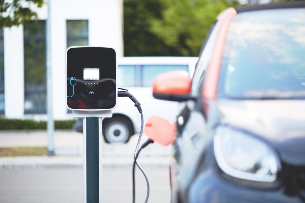 Groeiend netwerk van laadpalen ondersteunt adoptie van elektrische voertuigen in Nederland