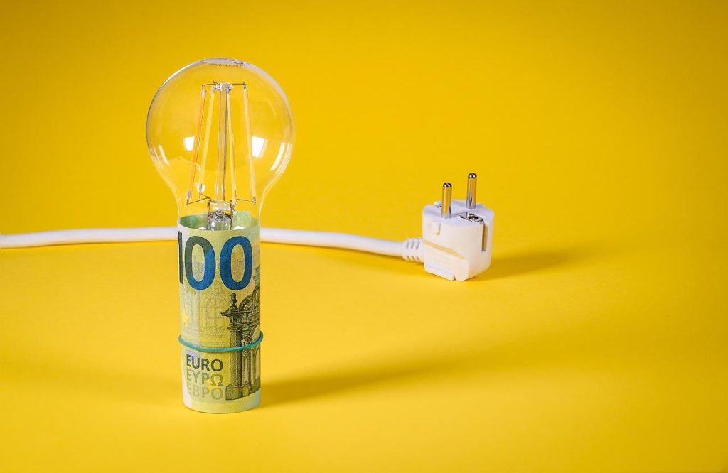 Illustratie van energiezuinige huisverbeteringen zoals isolatie, zonnepanelen en LED-verlichting voor een duurzamer huis