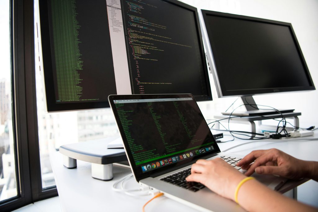 Cyberdreigingen bestrijding met professionele firewall van IT-partner uit Waregem voor bedrijfsbeveiliging