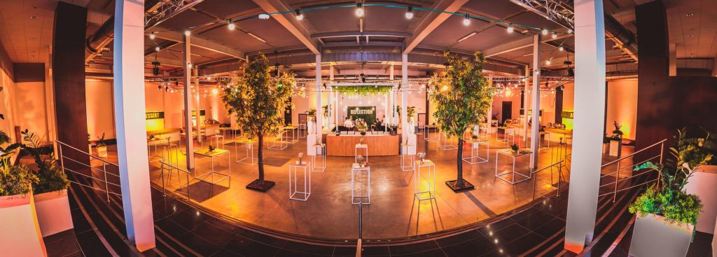 Decoratiebureau adviseert over gepersonaliseerde bruiloftsdecor met romantische tafeldecoratie en stijlvolle elementen