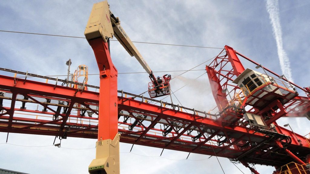 Specialist voert veilige asbestsanering uit als onderdeel van industrieel onderhoud in bedrijfsgebouw
