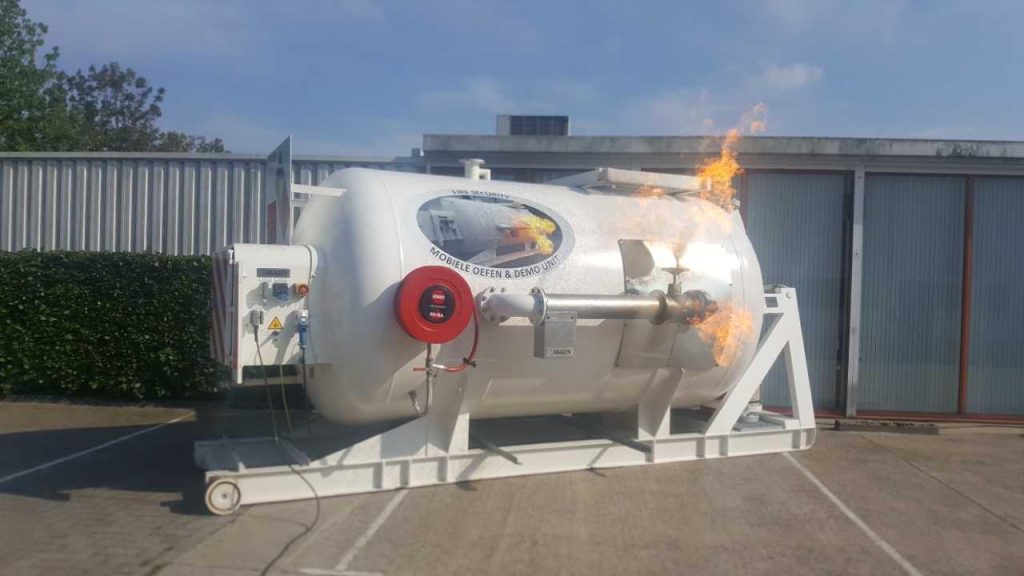Technicus voert inspectie van de brandveiligheid in Antwerpen uit aan bluswatersysteem leidingen