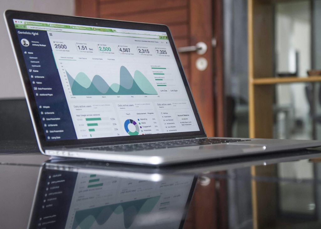 Visuele gids voor de stappen om een custom website te laten ontwikkelen, van concept tot lancering