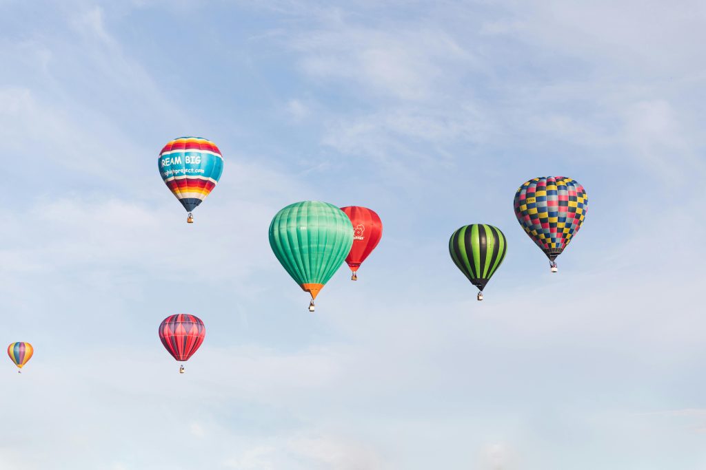Ballonvaart met ontbijt boven landschap bij zonsopkomst - Madou ballonvluchten België