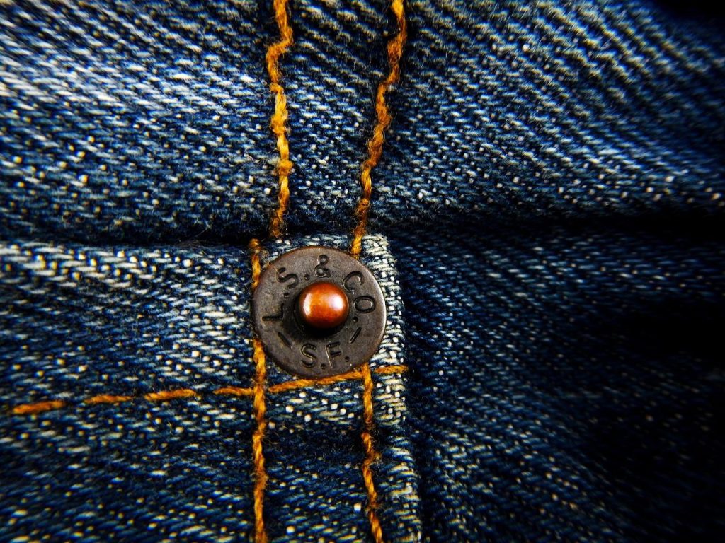 De evolutie van jeans door de eeuwen: van stoere werkbroek voor mijnwerkers tot trendy mode-item in verschillende stijlen