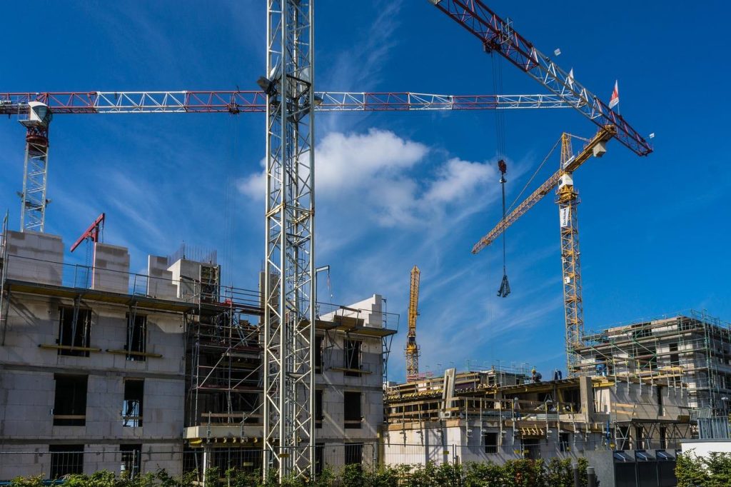 Architect voor een kantoorgebouw met ervaring in onderwijsomgevingen ontwerpt flexibele werkplekken