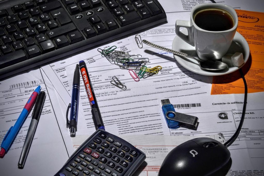 Digitale boekhoudprocessen met een boekhouder in Kortrijk: moderne administratie met facturen en financiële documenten